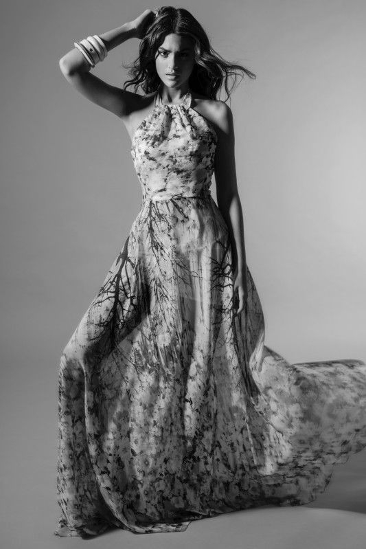 Vestido largo estampado de flores cuello halter y escote espalda daluna invitadas boda